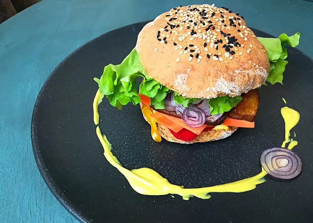 Tofuburger - MIT SELBSTGEMACHTEN BRÖTCHEN