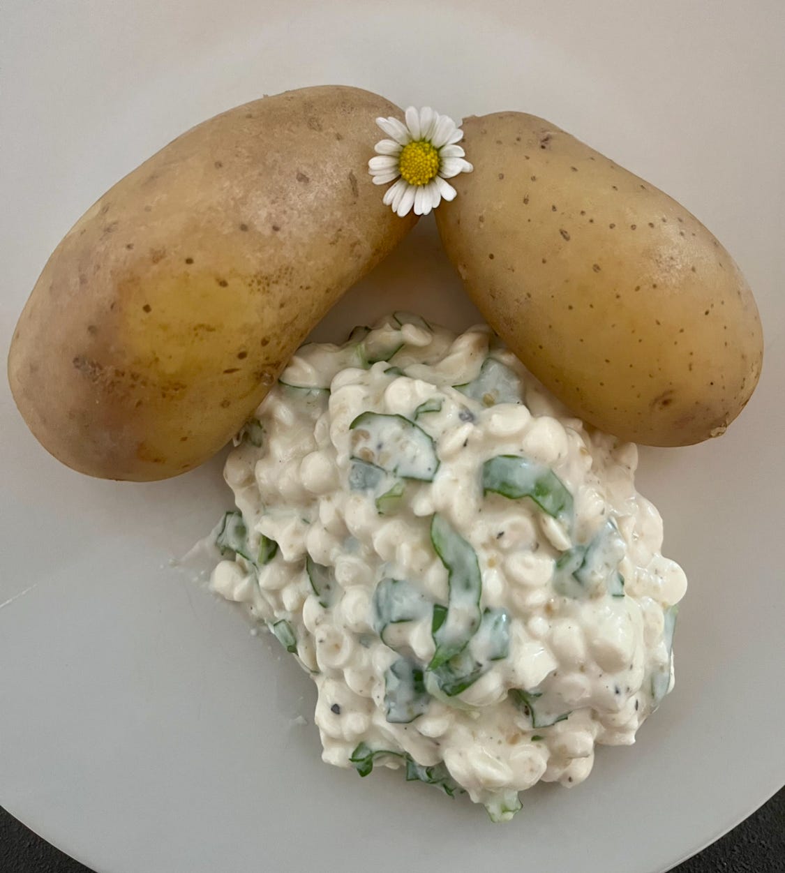 Pellkartoffeln mit Gänseblümchendip