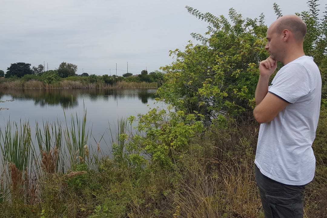 Investor auf seinem Waterfront Lot