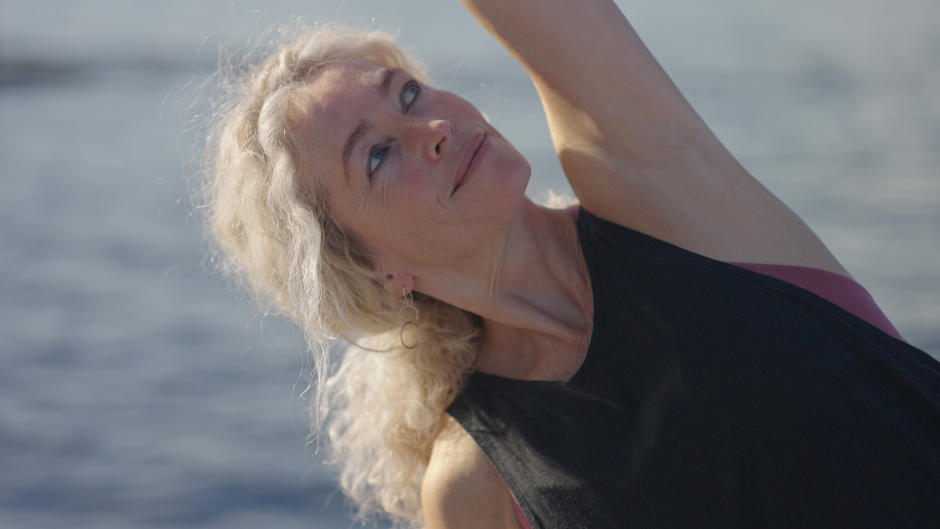 Natascha Königsbauer zeigt dir wie du mit leichten Yoga Übungen zu mehr Achtsamkeit im Alltag findest.