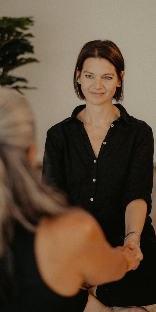 dekoratives Bild einer Frau, die in die Ferne schaut