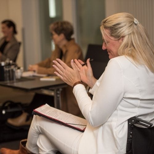 Erfolgreiches Business beginnt bei dir. Erfahre in dieser Keynote, wie du mit klarer Positionierung, authentischem Auftreten und smarter KI die Kunden anziehst, die wirklich zu dir passen. Lerne, wie du nicht jagst, sondern magnetisch wirst – und dabei authentisch bleibst.  Ideal für:  Unternehmerinnen, die ihre Marke stärken wollen. Events mit Fokus auf Branding und Kundengewinnung.