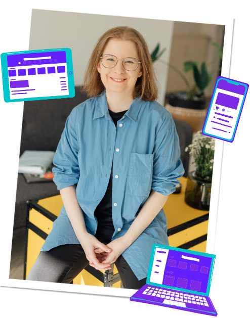 Lächelnde Person mit Brille und blauem Hemd sitzt auf einem gelben Tisch vor einem Sofa, umgeben von Illustrationen eines Tablets, eines Smartphones und eines Laptops mit dargestellten Webseiten.