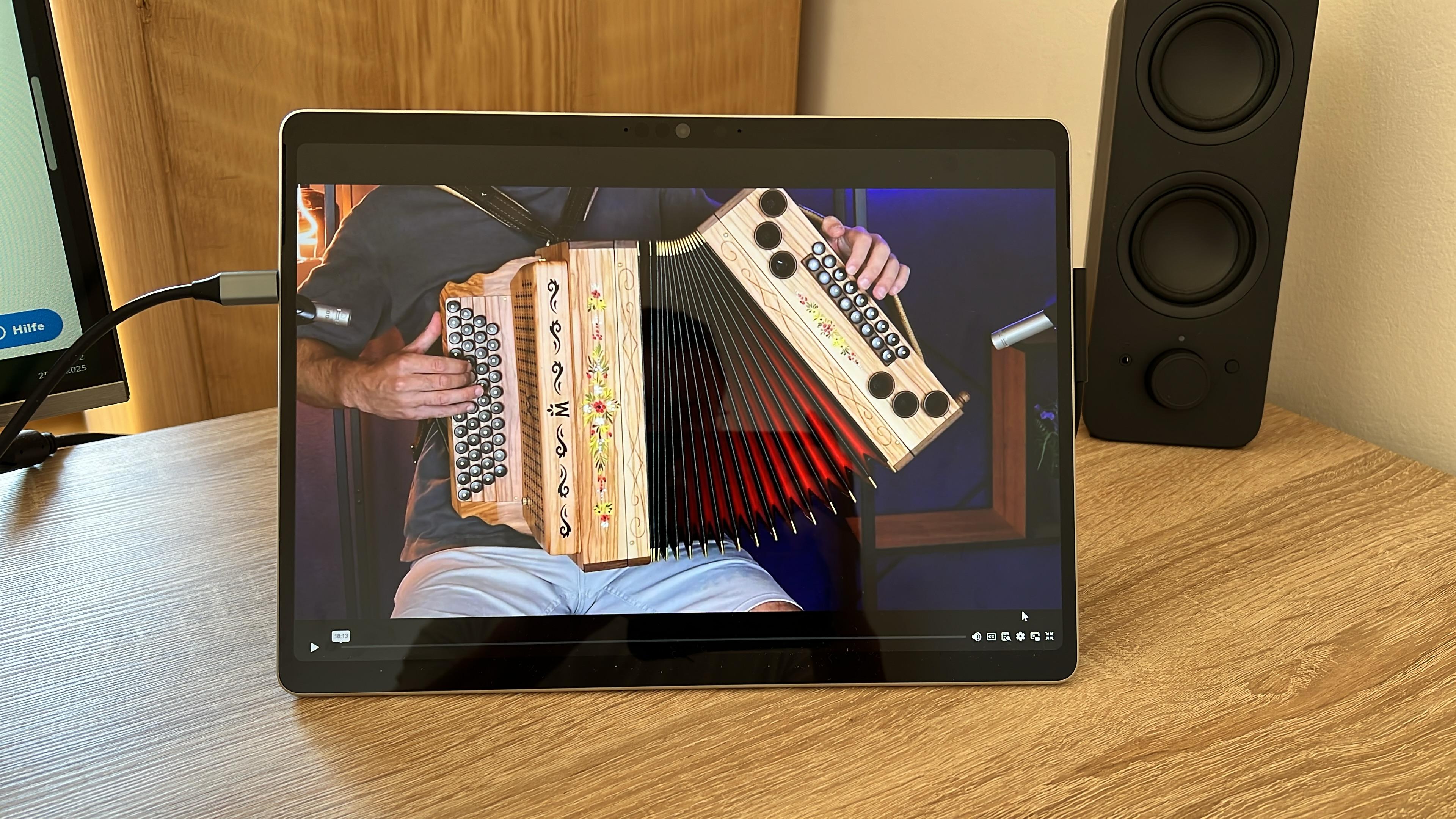 Lernvideo im Laptop und Smartphone – Beispiel