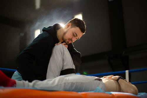 Sportphysiotherapeut behandelt einen Leistungssportler