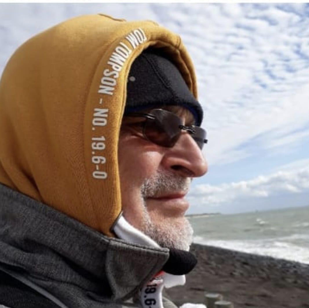 Wolfgang, der Bootslehrer in wetter fester Kleidung an der See