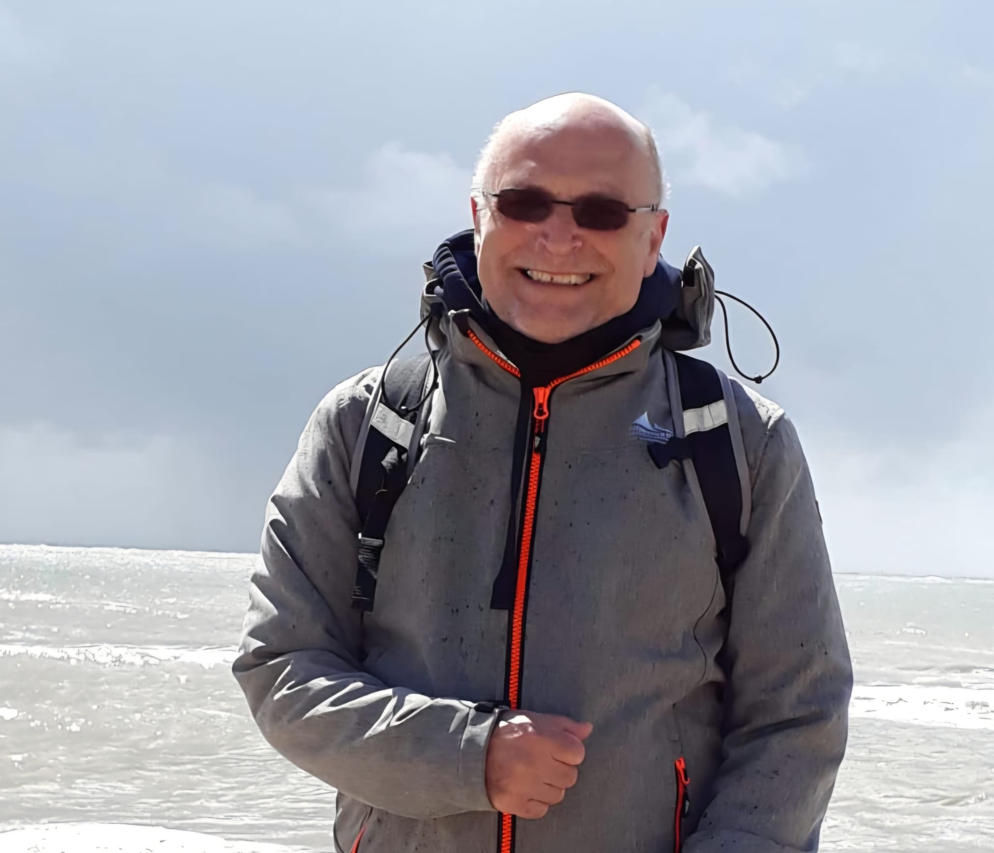 Wolfgang, der Bootslehrer in wetter fester Kleidung an der See