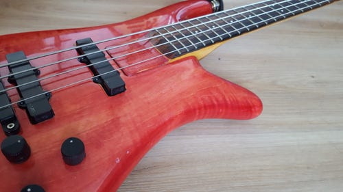 Basslehrer Bernhard Heck erklärt einem Anfänger online die Grundlagen am E-Bass.