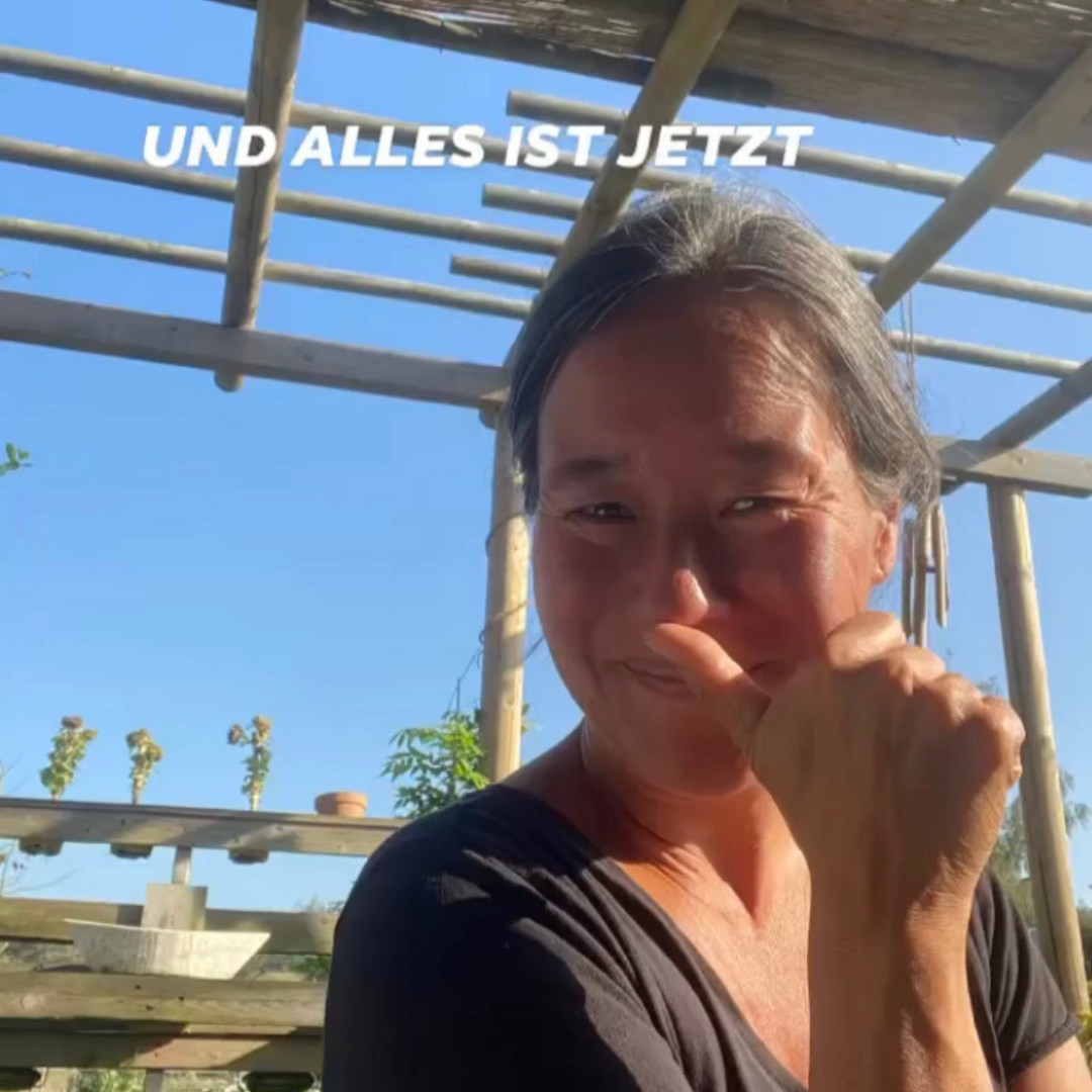 Frau mit Daumen an ihrer Nase