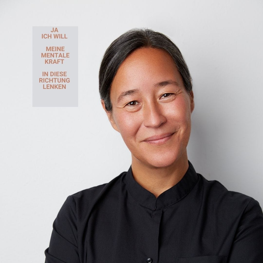 Frau lacht mit Pferd