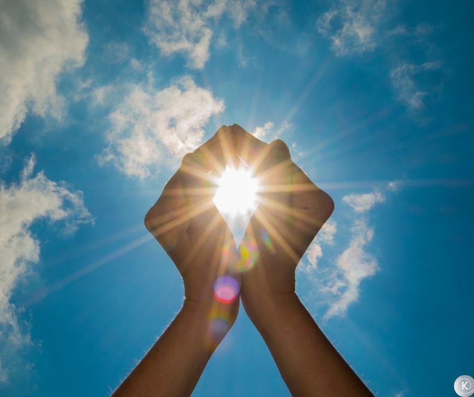 Frau betrachtet Jupiter