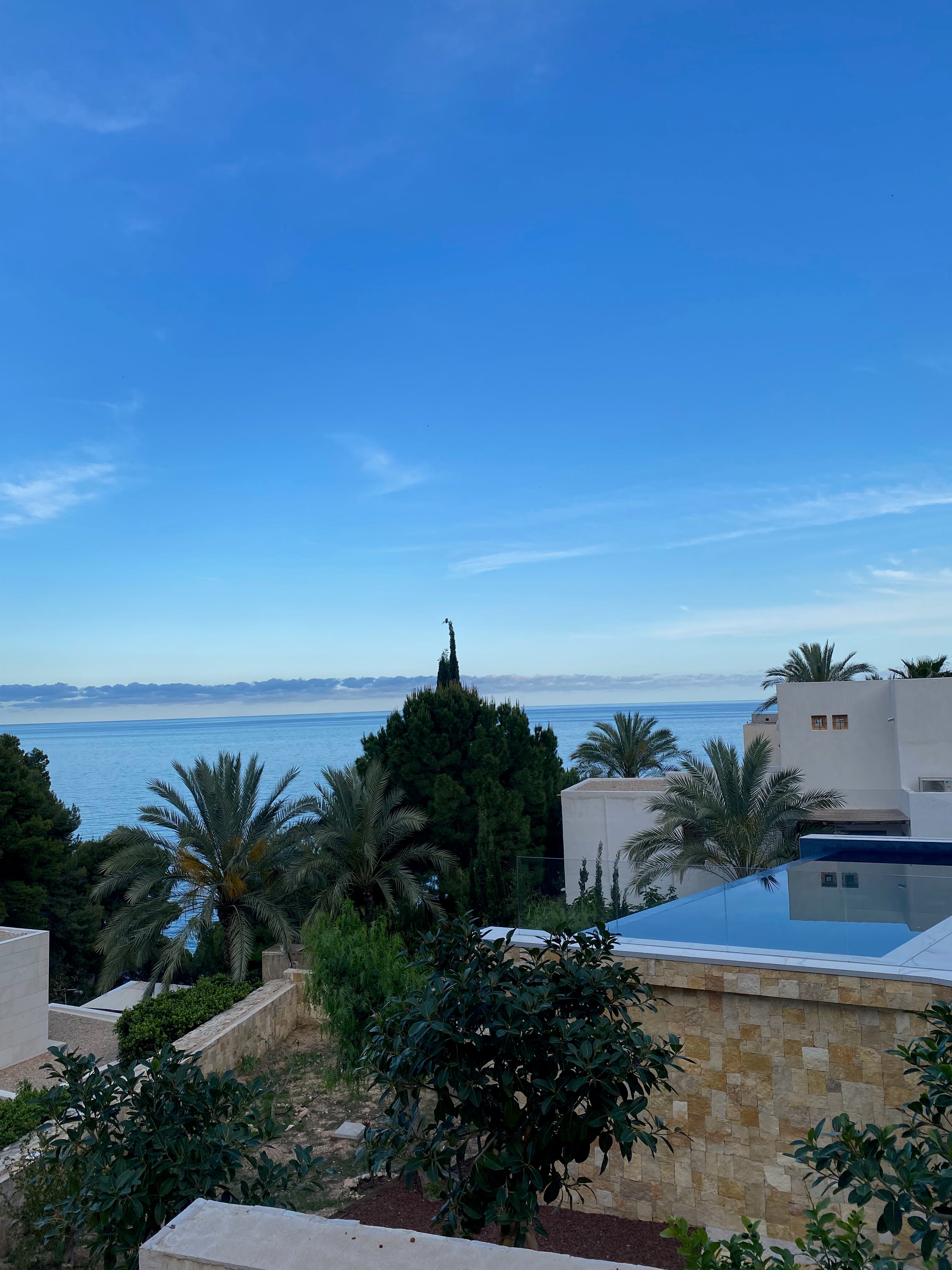 asiatische Frau in weisser Kleidung