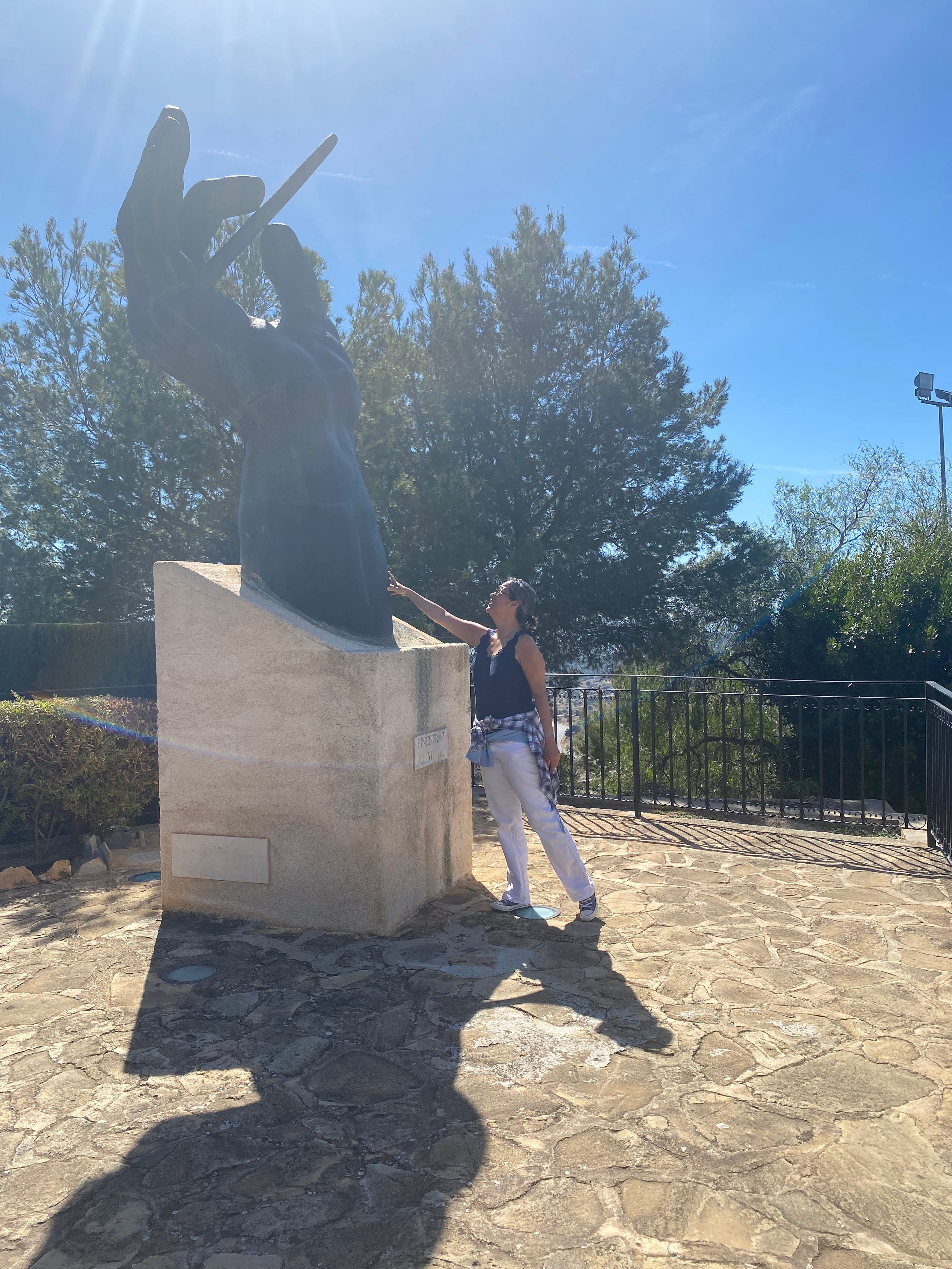 Frau mit Sonnenbrille am Brunnen