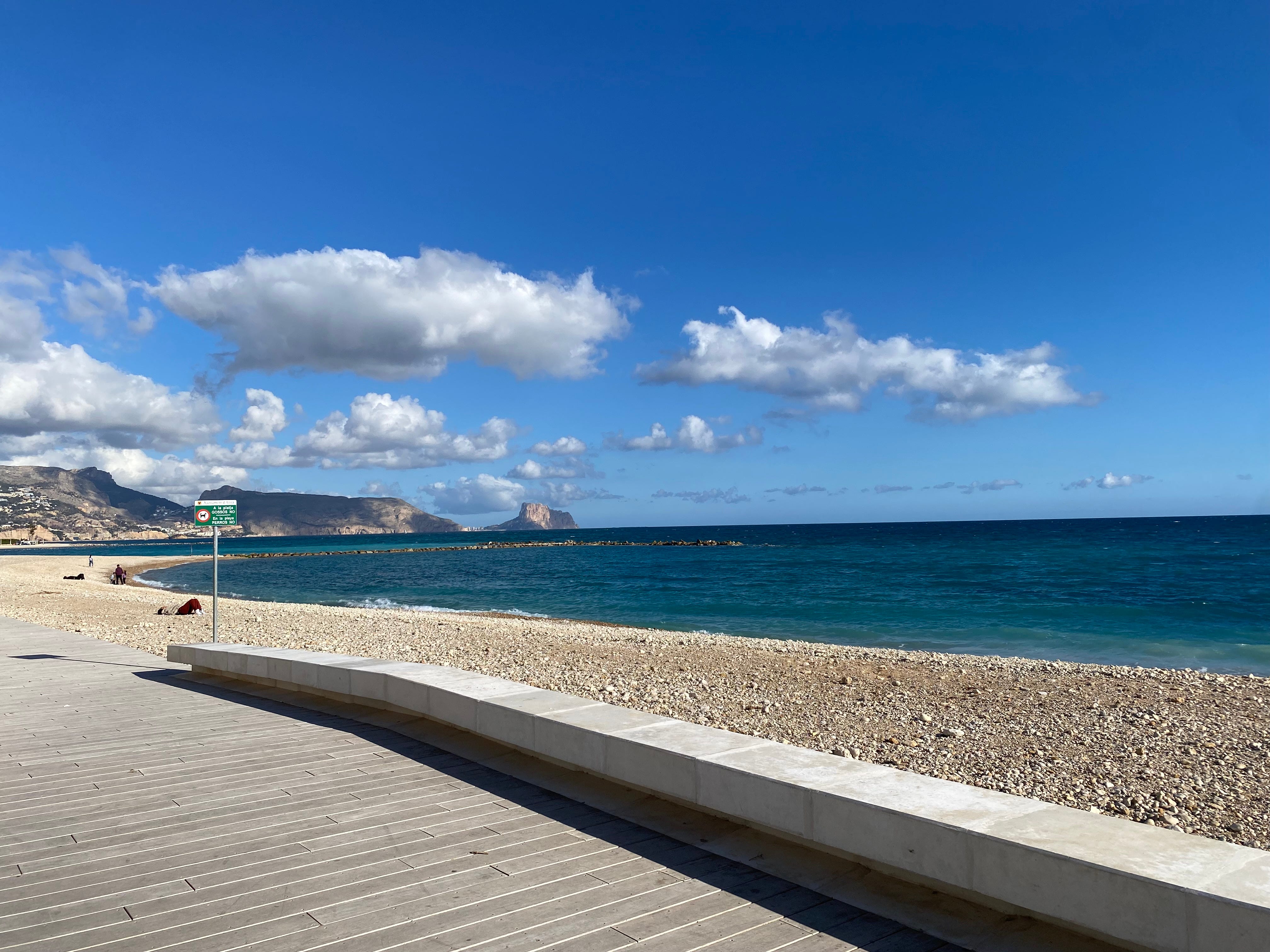 asiatische Frau in weisser Kleidung