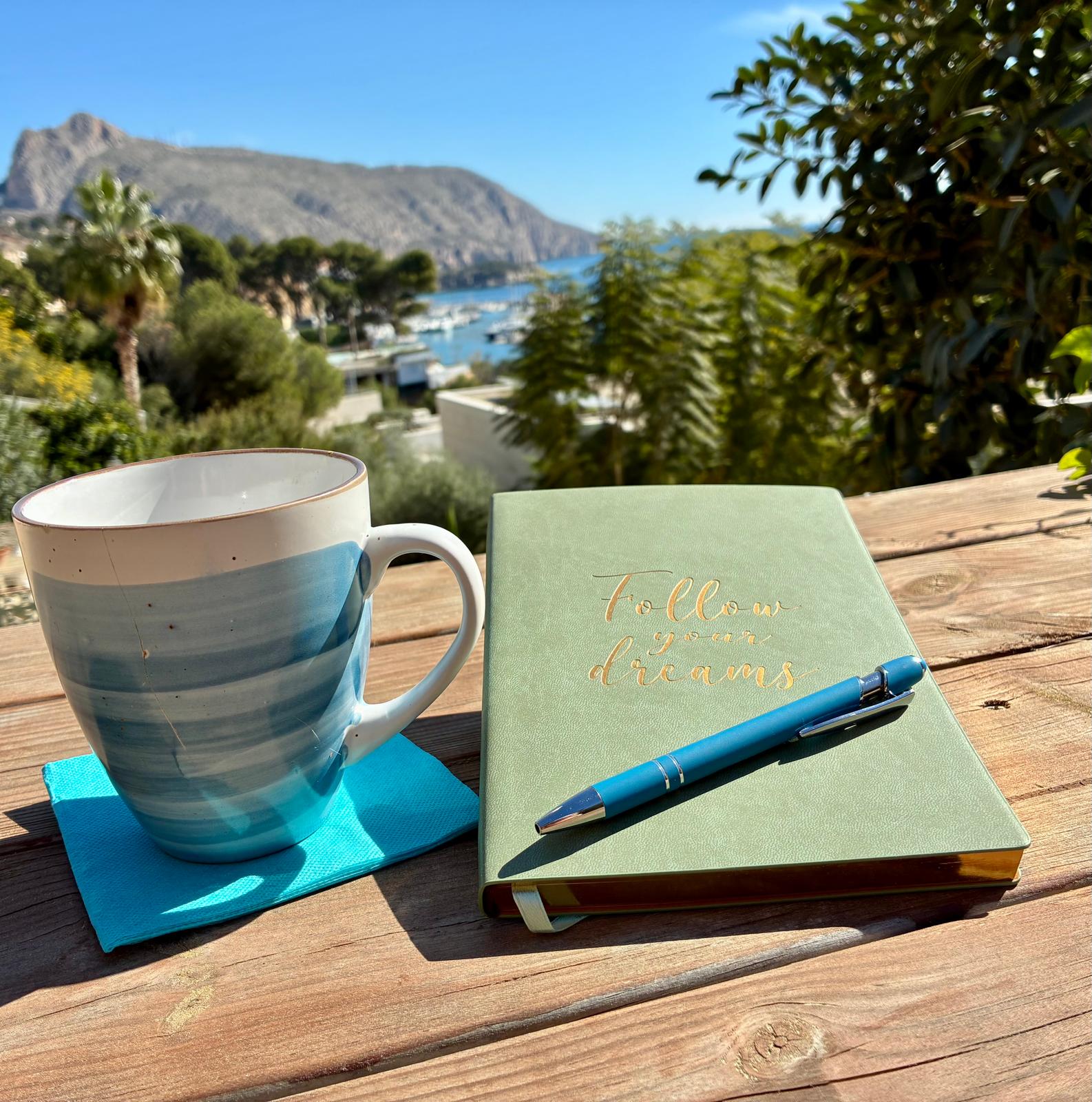 Frau mit Sonnenbrille am Brunnen