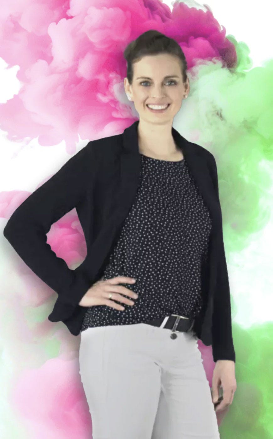 Foto von Maike Droste, vor rosa und grünem Hintergrund