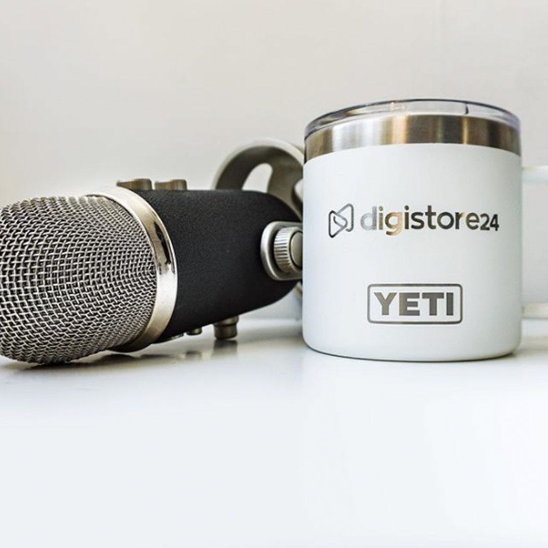 Digistore24 Coffee and Cash photo with podcast mic and yeti coffee mug