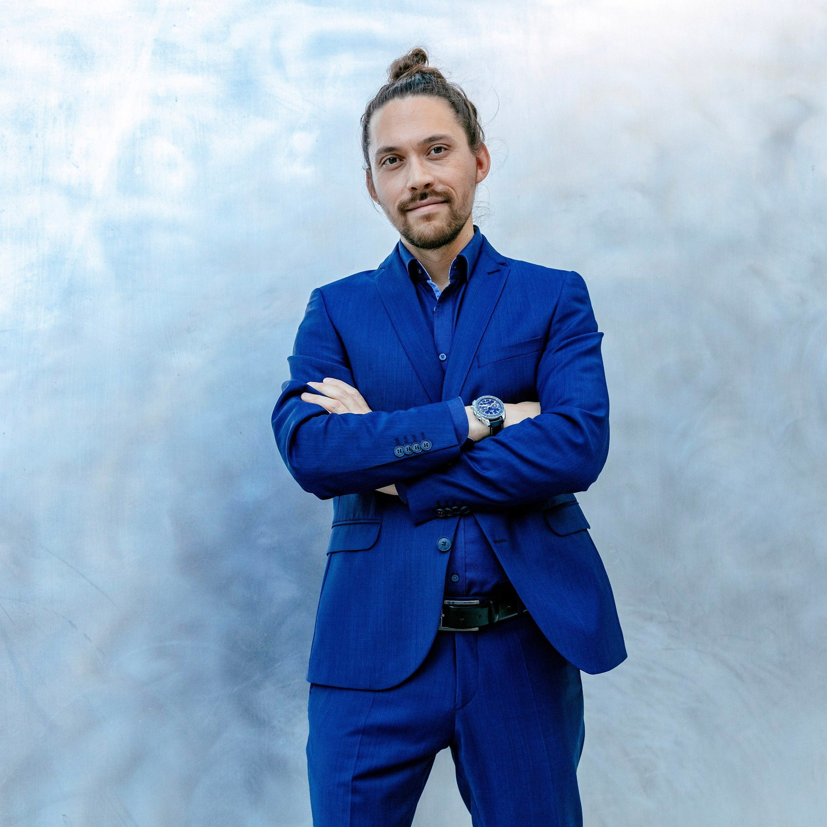 Digistore24 CEO Sven Platte in blue business suit, arms crossed.