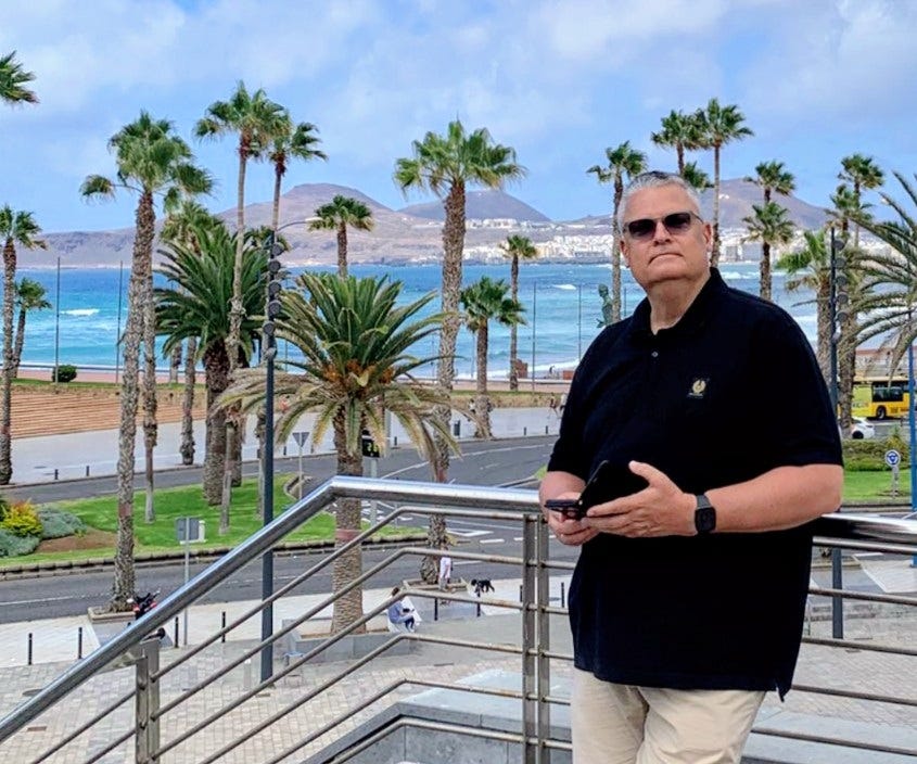 Bücher schreiben geht mit KI ganz einfach - mach Schluss mit Kopfschmerzen und langem Überlegen