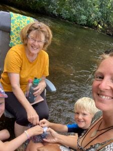 Justus, sein Cousin und die Omi gemeinsam im Urlaub in der Lüneburger Heide