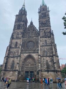 Justus, sein Cousin und die Omi gemeinsam im Urlaub in der Lüneburger Heide