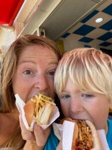 Justus, sein Cousin und die Omi gemeinsam im Urlaub in der Lüneburger Heide