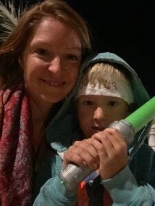 Justus, sein Cousin und die Omi gemeinsam im Urlaub in der Lüneburger Heide