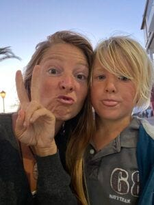 Justus, sein Cousin und die Omi gemeinsam im Urlaub in der Lüneburger Heide