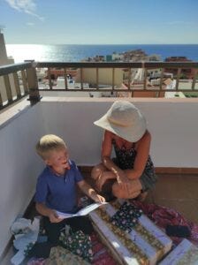 Justus, sein Cousin und die Omi gemeinsam im Urlaub in der Lüneburger Heide