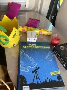 Justus, sein Cousin und die Omi gemeinsam im Urlaub in der Lüneburger Heide