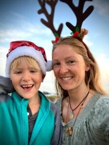 Justus, sein Cousin und die Omi gemeinsam im Urlaub in der Lüneburger Heide