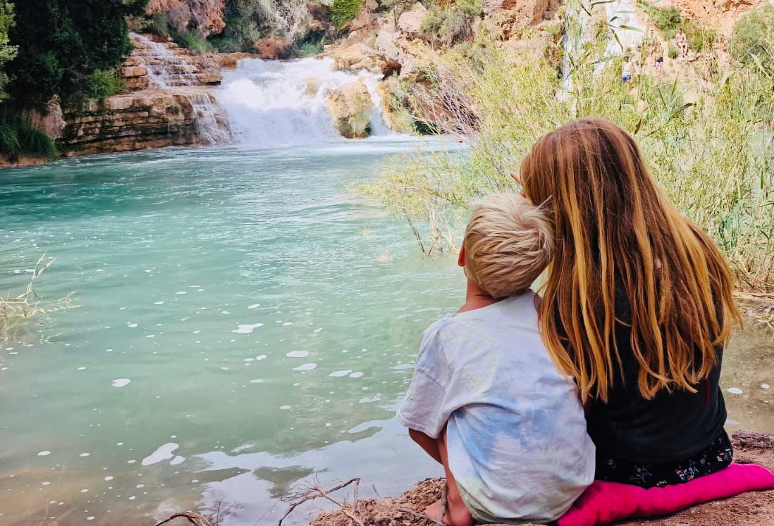 Justus, sein Cousin und die Omi gemeinsam im Urlaub in der Lüneburger Heide