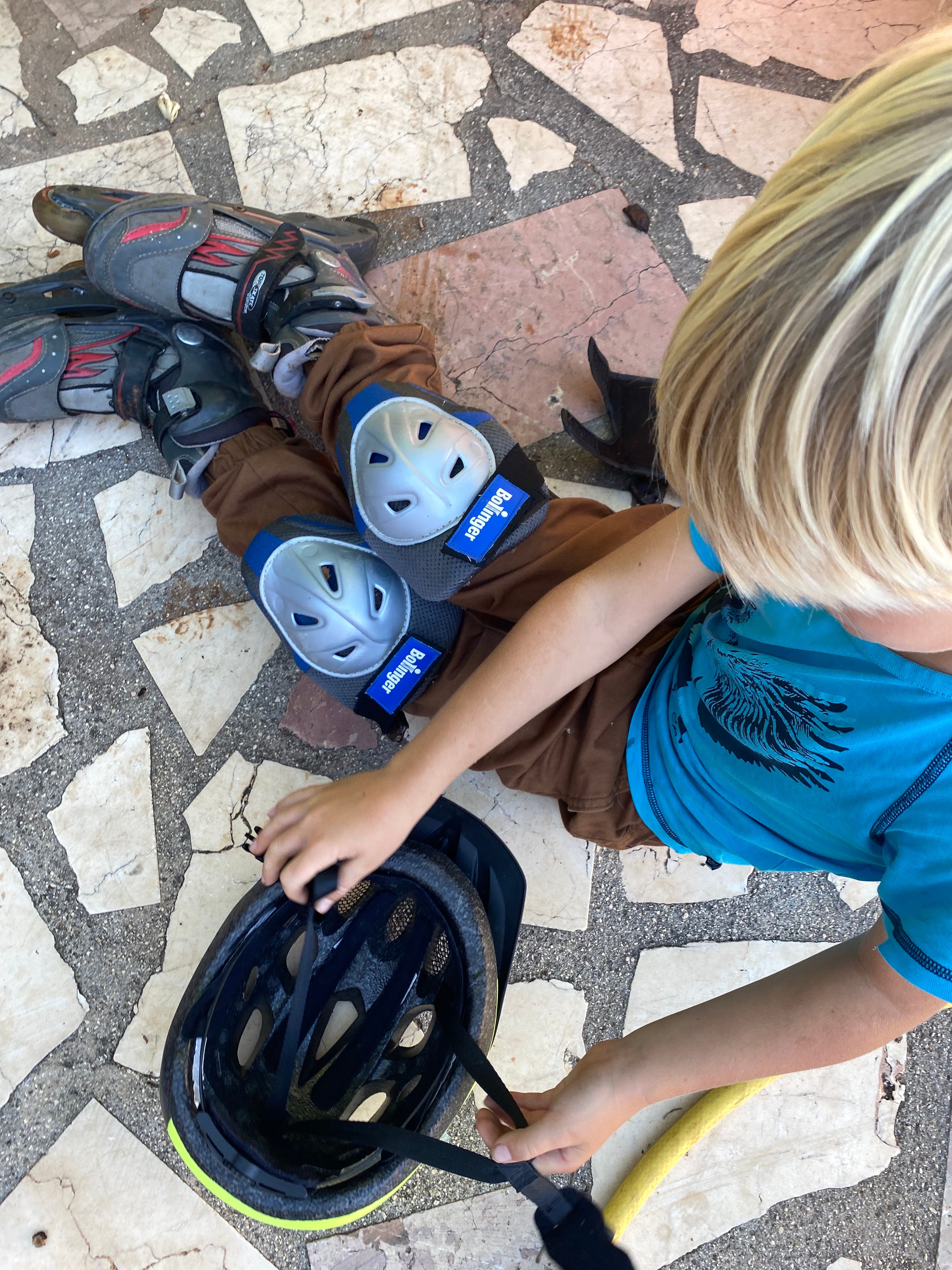 Justus, sein Cousin und die Omi gemeinsam im Urlaub in der Lüneburger Heide