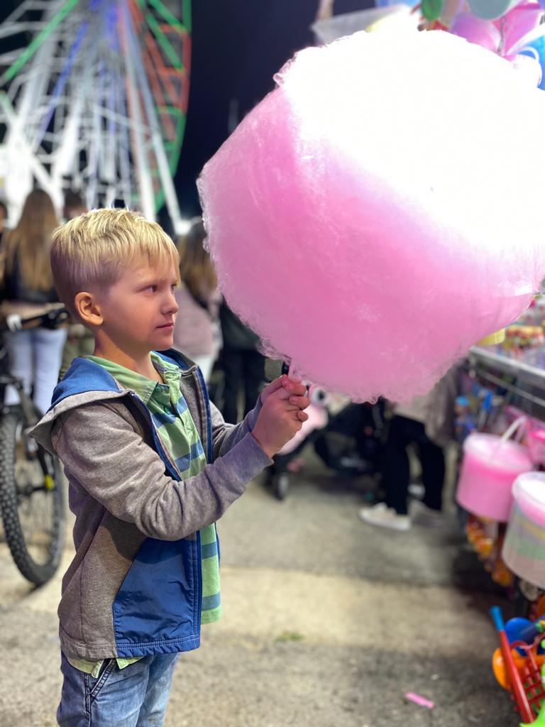 Justus, sein Cousin und die Omi gemeinsam im Urlaub in der Lüneburger Heide