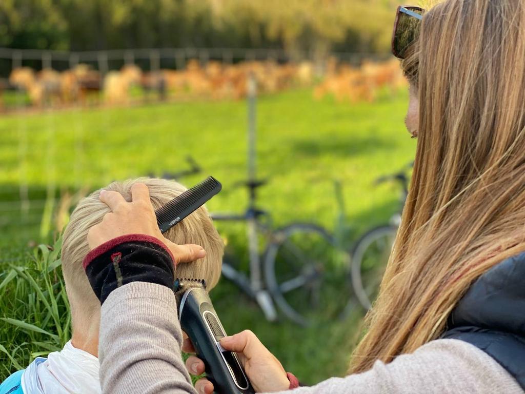 Justus, sein Cousin und die Omi gemeinsam im Urlaub in der Lüneburger Heide