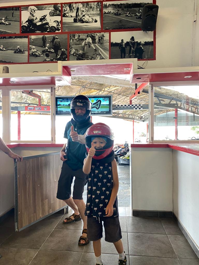 Justus, sein Cousin und die Omi gemeinsam im Urlaub in der Lüneburger Heide