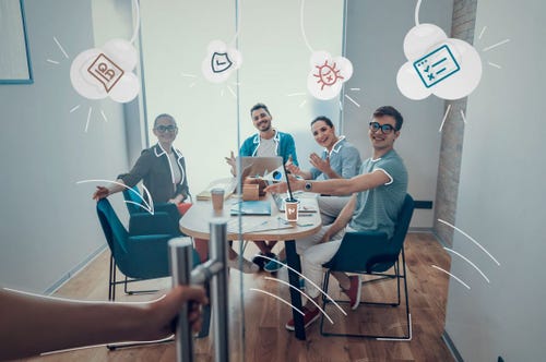 Ein Team sitzt gemeinsam am Tisch und freut sich über den Erfolg