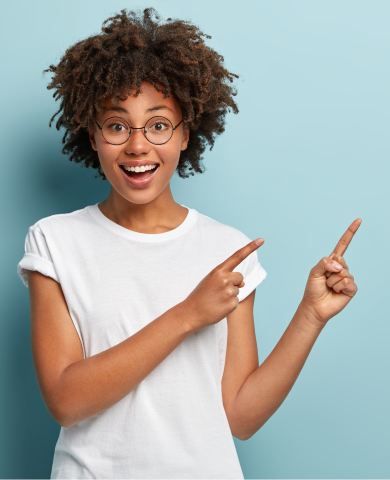 Junge Frau mit Brille zeigt auf den Anmeldeprozess zum Digistore24 Newsletter