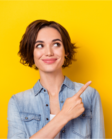 Junge Frau zeigt auf den Anmeldeprozess zum Coachannel Newsletter