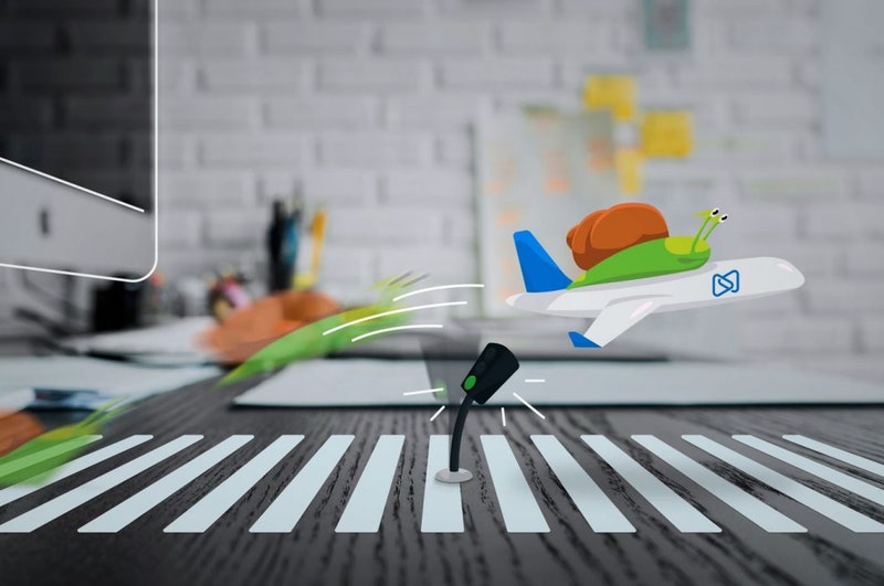 Glückliche Schnecke fliegt auf einem Flugzeug mit dem Digistore24 Logo über eine grüne Ampel