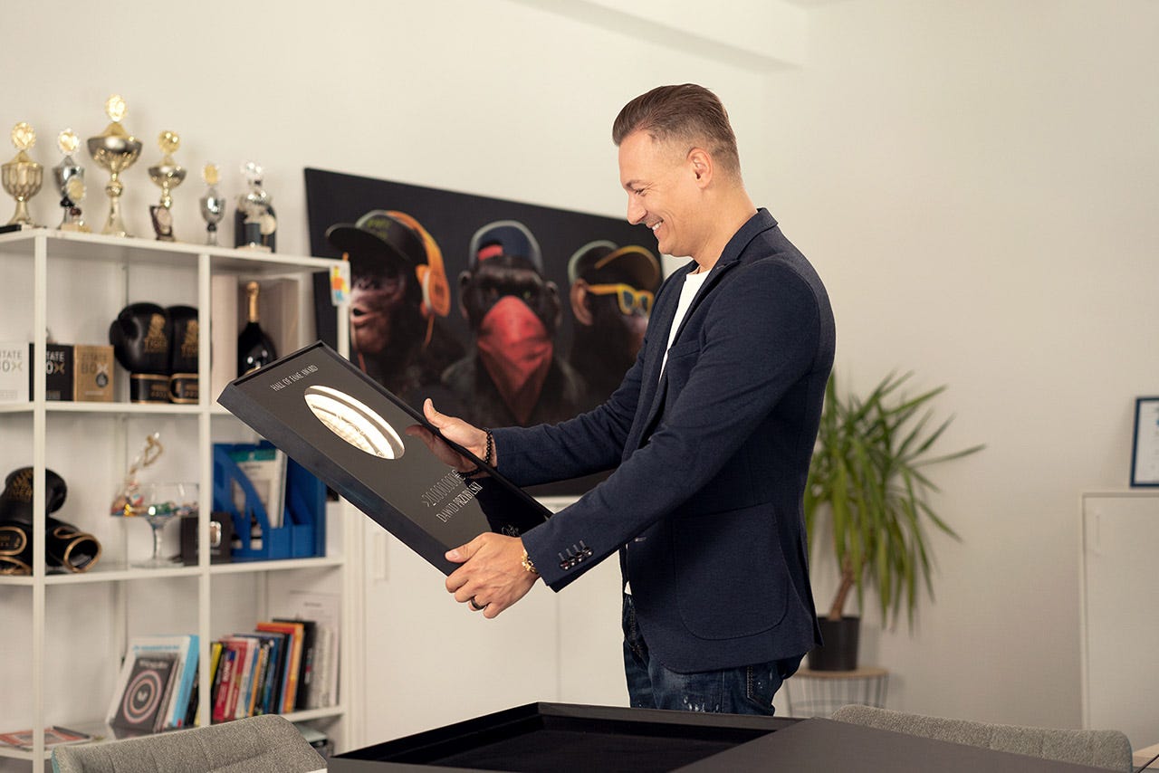 Online-Unternehmer und Digistore24 Affiliate Dawid Przybylski mit seinem Hall of Fame Award