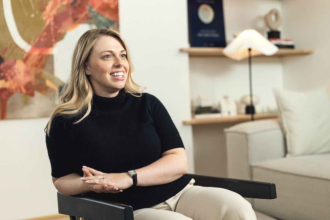 Online-Unternehmerin und Digistore24 Vendorin Lisa-Marie Polster mit ihrem Hall of Fame Award