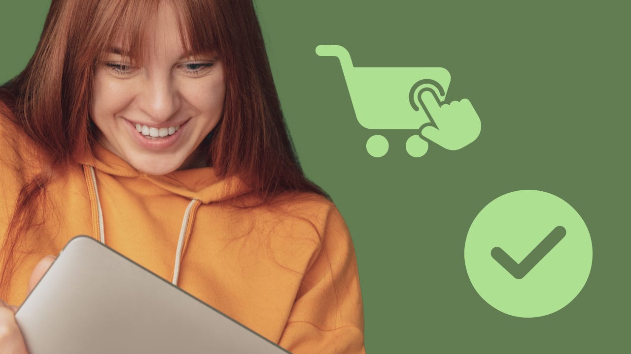 Einkaufswagen- und Checkmark-Icon und eine Frau lachend mit Laptop im Arm