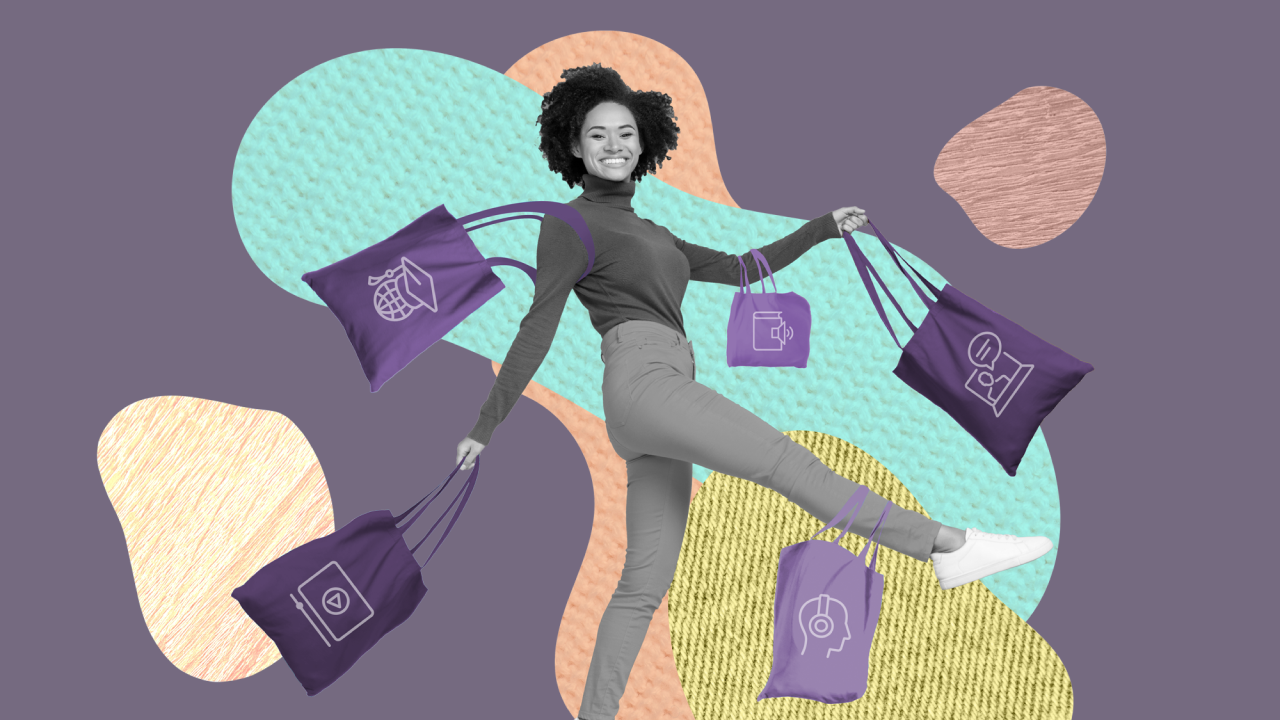 Frau mit 5 Einkaufstüten macht einen großen Schritt und lacht in die Kamera