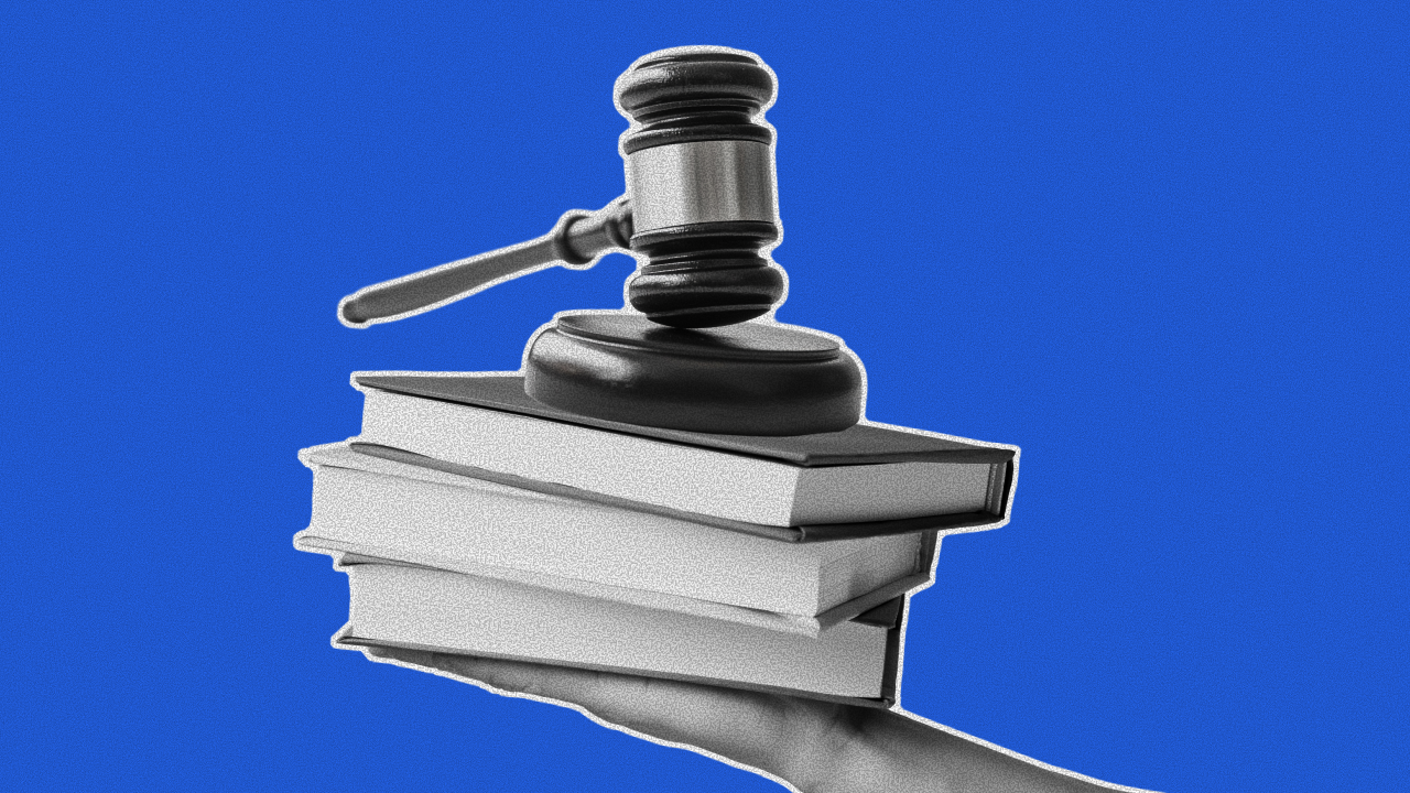 Hand hält Bücherstapel und Richterhammer