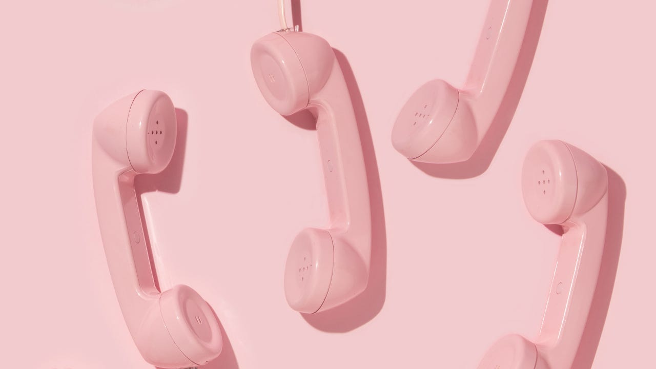 rosa Schnurtelefone vor einem rosa Hintergrund