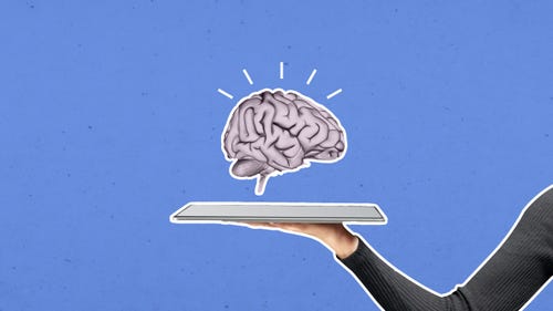 Eine Hand hält ein Tablet und darüber schwebt ein Gehirn