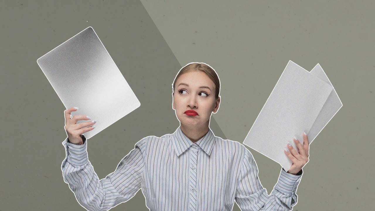 Eine Frau hält viele Zettel in der Hand und schaut verwirrt