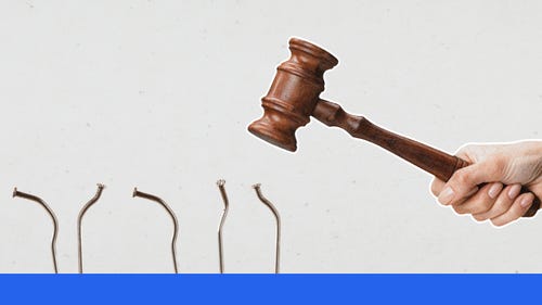 Richterhammer haut auf schiefe Nägel