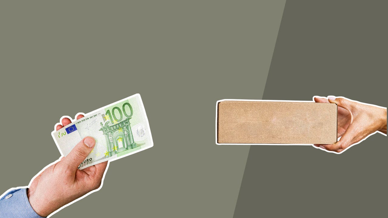 Eine Hand hält einen Geldschein, eine andere ein Paket